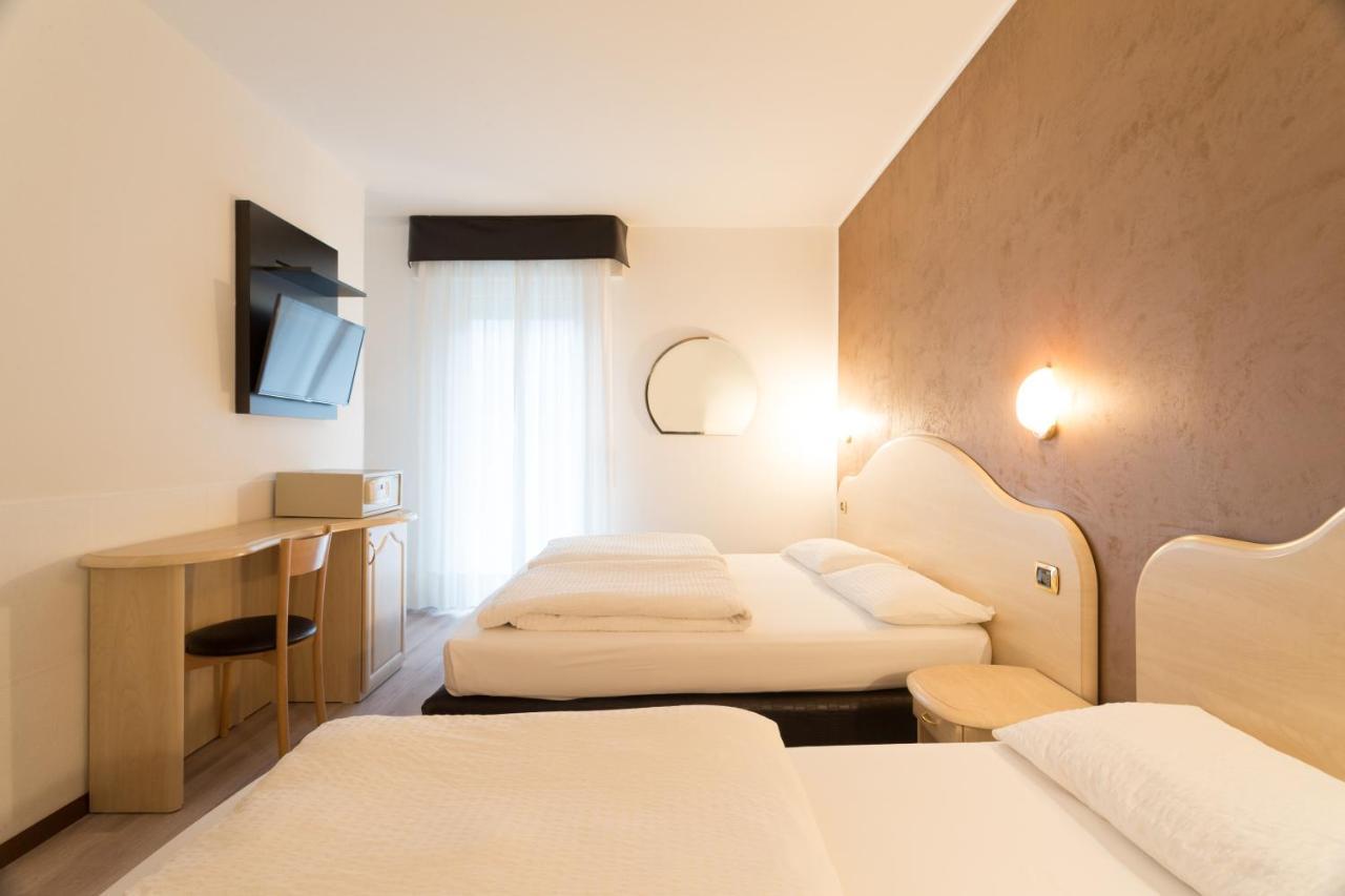 Hotel Rudy Riva del Garda Phòng bức ảnh